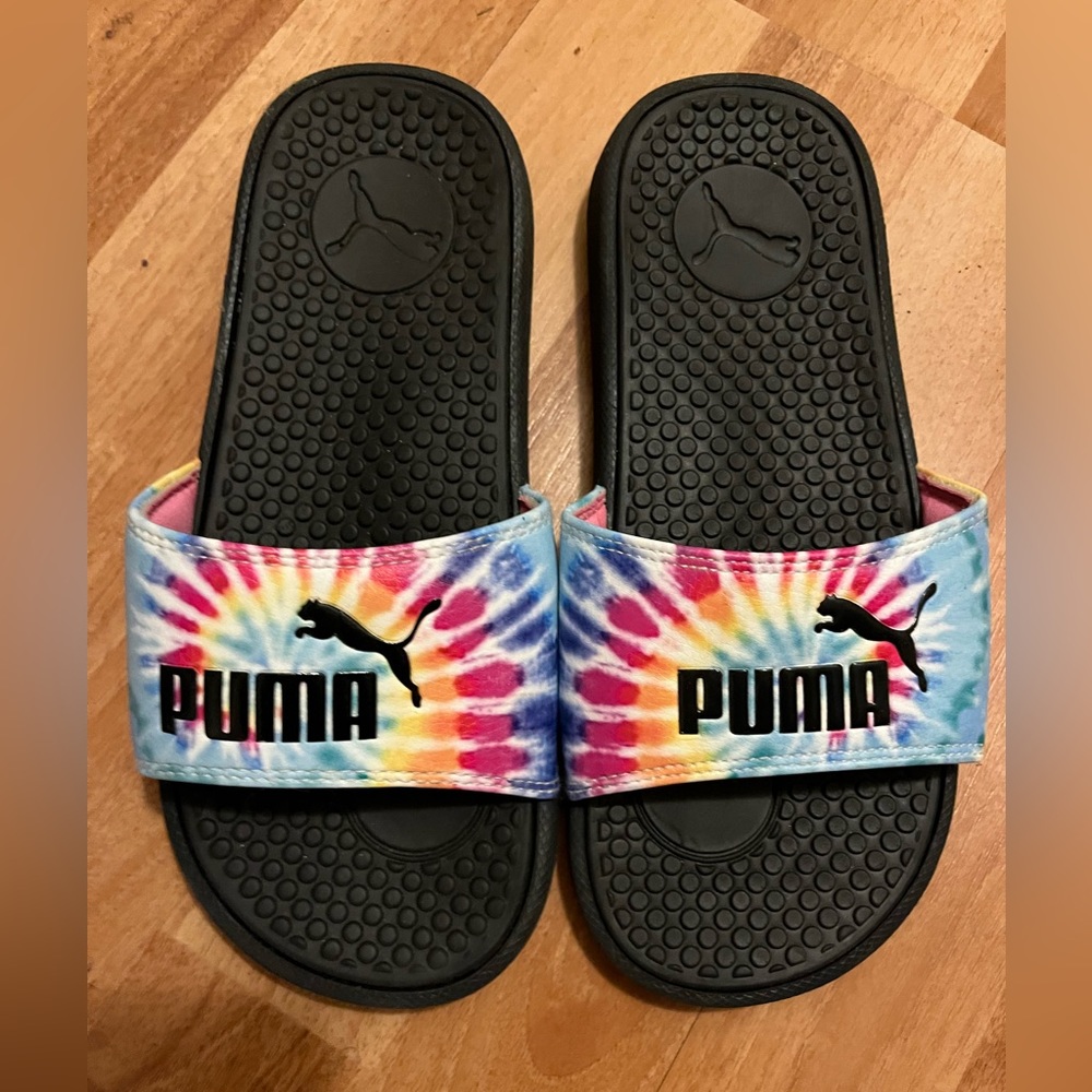 Like new TIE DYE Puma slides! 🎨 Women Size 7 Hot for the summer! 😎